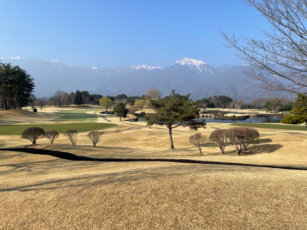 北の杜カントリー倶楽部 コース全景と南アルプスの景色

